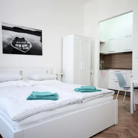 Castle Aparthotel 3*